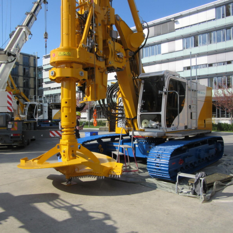 Giant drill with crowd winch